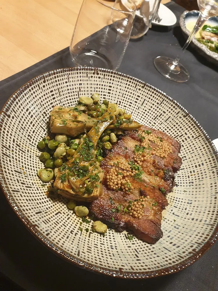 Travers de Porc Mariné Ragoût D Artichaut Petits Pois Et Fèves Au Gingembre